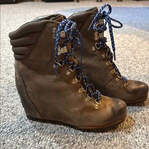 Sorel Conquest Boots Size 8.5 Women Brown Lace Up Boots with Wedge Heel